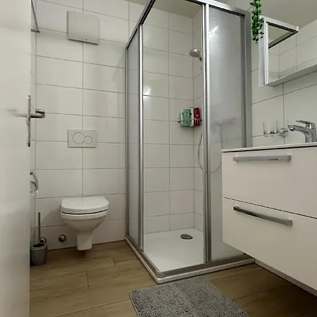 Lake Center Apartment *